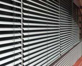 External blinds in the Knall store