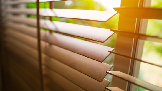 
										Træpersienner med bånd
																						